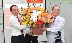 Bí thư Thành ủy Nguyễn Văn Nên thăm, chúc mừng cán bộ lão thành Ngành Y tế
